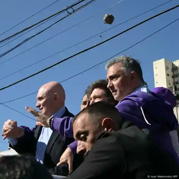 Milei atacado con piedras en acto de campaña en Argentina